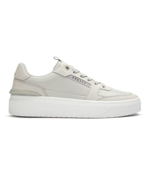 Verhoog je casual look met de Cruyff Endorsed Tennis sneakers in verfijnd grijs. Deze door de tennis geïnspireerde schoenen tonen premium nerfleer overlays en subtiele logo-details in zwart en zilver voor een vleugje ingetogen stijl. De gemerkte rubberen cupzool met spoiler biedt betrouwbare grip, terwijl de uitneembare, gevoerde binnenzool zorgt voor comfort gedurende de hele dag. Afgewerkt met platte nylon veters, bieden deze leren sneakers de perfecte mix van Cruyff's sportieve erfgoed en hedendaags design.
