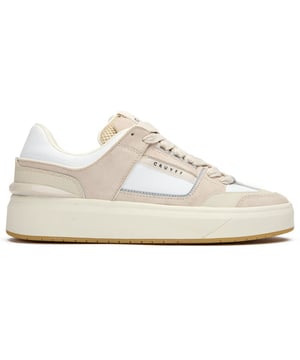 Cruyff Kickturn mengt erfgoed atletische stijl met hedendaags comfort in deze verfijnde courtschoen. Gemaakt van premium leer en suède, biedt de witte kleurvariant veelzijdige aantrekkingskracht voor casual gebruik. Kenmerkende piping accentueert de strakke lijnen, terwijl de bicolor rubberen cupzool duurzaamheid en ondersteuning biedt. De signature Cruyff spoiler voegt authentiek merkdetails toe. Met snelsluiting voor gemak en een uitneembare, gevoerde inlegzool voor comfort de hele dag door, bieden deze sneakers zowel stijl als substantiële waarde.