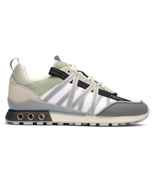 Cruyff Fearia Hex-Tech levert premium sportprestaties met een ingetogen stijl. Deze witte herensneakers combineren een ademende ninja mesh bovenkant met een zachte XL mesh kraag voor uitzonderlijk comfort tijdens je hardlooptrainingen. De schokabsorberende EVA-tussenzool biedt cruciale impactbescherming, terwijl reflecterende banden en stiksels de zichtbaarheid bij weinig licht verbeteren. Afgewerkt met ovale nylon veters en een betrouwbare rubberen zool, combineren deze Cruyff sneakers functionele technologie met een stijlvolle uitstraling voor veelzijdig dagelijks gebruik.