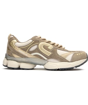 Geïnspireerd door de geest van de jaren 00, combineert de Cruyff Marato voor vrouwen retro flair met hedendaags comfort. Deze taupe en witte casual sneakers tonen de kenmerkende Cruyff-stijl met het opvallende grote C-logo op het zijpaneel. Gemaakt van kwaliteitsnubuck en textiel, bieden ze zowel duurzaamheid als een premium uitstraling. De praktische nylon treklus voegt gemak toe, terwijl de rubberen zool zorgt voor betrouwbare grip tijdens alledaagse avonturen. Een stijlvolle verwijzing naar hardloopheritage met moderne aantrekkingskracht.