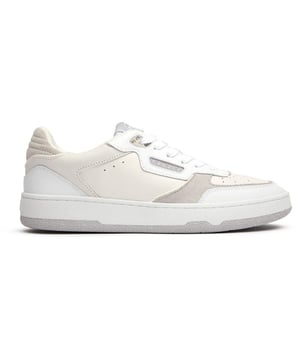 De Cruyff Volteria biedt een verfijnde kijk op klassieke tennisstijl. Deze witte leren sneakers combineren tijdloos design met subtiele luxe door hun premium suède onderlagen. De minimalistische benadering zet zich voort met tonale logo-accents en platte nylon veters, terwijl het gewatteerde hielpaneel zorgt voor comfort gedurende de hele dag. Gebouwd op Cruyff's kenmerkende rubberen cupsole, levert de Volteria zowel sobere stijl als praktische duurzaamheid—perfect om je casual outfits een Europese sporterfgoed uitstraling te geven.
