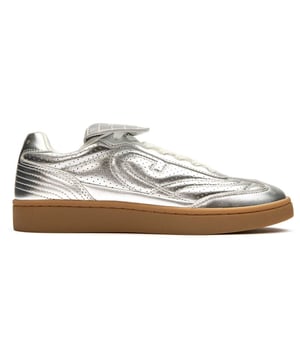 Verhoog je dagelijkse stijl met de Cruyff Calcio Cup, een elegante interpretatie van casual schoenen voor vrouwen. Deze metallic sneakers combineren de invloed van erfgoedvoetbal met een hedendaags ontwerp, en tonen het kenmerkende T-tekenpatroon en de gegraveerde branding die de Cruyff-erfenis viert. Gemaakt van premium leren bovenwerk en duurzame rubberen zolen, bieden ze zowel comfort als karakter. De gemerkte tong voegt een authentieke afwerking toe aan deze opvallende schoenen die moeiteloos van dag naar avond overgaan.