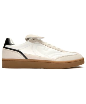 Verhoog je casual stijl met de Cruyff Calcio Cup, een verfijnde damenschoen die erfgoed voetbalontwerp combineert met hedendaagse flair. Gemaakt van kwaliteitsleer, tonen deze witte sneakers de iconische T-tegen de Cruyff met reliëfdetails. De rubbersole zorgt voor langdurig comfort en duurzaamheid voor dagelijks gebruik. Een subtiele knipoog naar de voetballegacy met de Cruyff merkschoen, deze trainers bieden ingetogen elegantie met authentieke sportieve kenmerken.