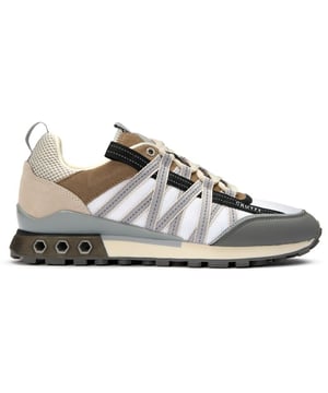 Cruyff Fearia Hex-Tech verenigt prestatie-technologie met straatgerichte stijl in deze verfijnde grijze en witte hardloopschoen. Het ademende ninja mesh bovenwerk houdt de voeten koel terwijl reflecterende webbing het licht opvangen tijdens avondruns. Comfort komt van de schokabsorberende EVA-tussenzool en de zachte XL mesh kraag die irritatie voorkomt. De ovale nylon veters voegen een onderscheidende touch toe aan deze praktische maar stijlvolle trainers, afgewerkt met Cruyff's kenmerkende aandacht voor detail en een duurzame rubberen buitenzool.