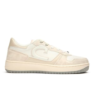 De Cruyff Camp Low Lux voegt luxe toe aan de alledaagse stijl met zijn premium leren bovenwerk in een verfijnde roze tint. Deze op tennis geïnspireerde trainers balanceren vrouwelijke charme met sportieve erfgoed, en tonen smaakvolle metallic accenten en het iconische C-logo op het zijpaneel. De rubberen zool biedt betrouwbare grip, terwijl de metalen merklip een vleugje onderscheid toevoegt. Perfect voor casual uitjes waar comfort en elegantie samenkomen, zonder in te boeten op de atletische erfenis van het merk.