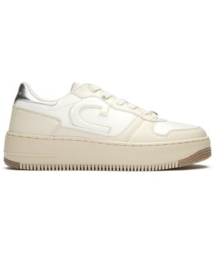 De Cruyff Camp Low Lux biedt een verfijnde update van de klassieke court stijl met zijn luxe leren constructie. Deze dames sneakers balanceren elegante metallic accenten met een schone witte basis, waardoor veelzijdige schoenen ontstaan die moeiteloos van dag naar nacht overgaan. Het kenmerkende C-logo siert het zijpaneel, terwijl de metalen merklabel aan de veters een premium touch toevoegt. Ondersteund door een duurzame rubberen zool, bieden deze Camp Lows de perfecte mix van hedendaagse mode en erfgoed sportdesign.