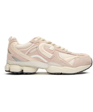 De Cruyff Marato mengt retro jaren 00 esthetiek met modern comfort in een opvallende roze en witte kleurstelling. Deze casual sneakers voor dames hebben een premium combinatie van suède en textiele bovenkanten die zowel duurzaamheid als stijl bieden. Het onderscheidende grote C-logo siert het zijpaneel, terwijl de praktische nylon trekhaak extra functionaliteit toevoegt. Met hun hardloop-geïnspireerde silhouet en betrouwbare rubberen zool bieden deze Maratos de hele dag draagcomfort, terwijl ze die gewilde vintage sportkleding uitstraling behouden waar Cruyff bekend om staat.