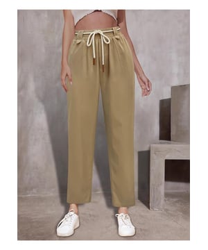 Pantalones rectos con cinturón en la cintura  
Con bolsillos  
Translúcido: Opaco  
Composición del material: 100% poliéster  
Instrucciones de cuidado: Lavar a máquina en frío, secar a baja temperatura  
Importado
