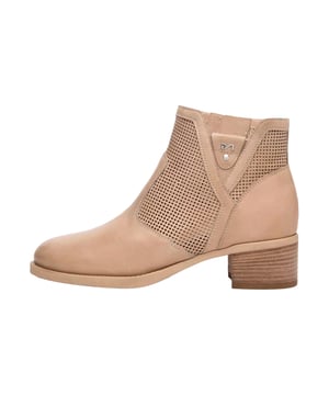 De laarzen van NeroGiardini staan voor persoonlijkheid en een unieke stijl die in elk detail tot uiting komt – van de amandelvormige neus tot discrete perforaties en een stabiele blokhak van 4 cm, die net als de praktische rits voor comfort en gebruiksvriendelijkheid zorgt; vervaardigd in Italië met meesterlijke ambachtelijkheid die generatie op generatie wordt doorgegeven, combineren deze modellen modern design met functionele elementen zoals een slipvaste buitenzool en presenteren zich in een look die van 's ochtends tot 's avonds overtuigt, terwijl het stijlvolle merkje en de geperste Tricolore op de zool en verpakking de oorsprong als echt Made in Italy authentiek benadrukken.