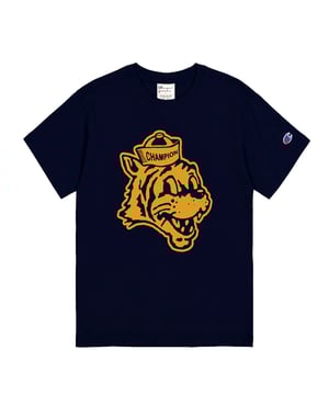 Dieses stylische T-Shirt von Champion in Navy überzeugt mit einem lebhaften Tiger-Print und dem markanten 'Champion'-Schriftzug auf der Vorderseite, was ihm einen verspielten und modernen Look verleiht. Der klassische Rundhalsausschnitt und die kurzen Ärmel bieten optimalen Tragekomfort für den Alltag. Ein Must-have für junge Trendsetter, die Qualität und Design schätzen.