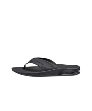 Met de Reef heren teenslippers ben je niet alleen stijlvol onderweg, maar ook optimaal voorbereid op ontspannen dagen aan het strand. Deze sandalen zijn meer dan alleen schoenen – ze zijn je perfecte metgezellen voor zomeravonturen en relaxmomenten. Met een geïntegreerde flesopener in het voetbed ben je altijd klaar voor een verfrissing, waar je ook bent. Het EVA-voetbed biedt een zachte en comfortabele basis voor je voeten, terwijl de 360-graden hielairbag extra demping en ondersteuning biedt. Of je nu aan het strand grilt, aan het zwembad ontspant of gewoon door de stad slentert, deze teenslippers bieden je de hele dag door optimaal draagcomfort en functionaliteit. Stijlvol en praktisch tegelijk – met de Reef heren teenslippers ben je klaar voor alles wat de zomer te bieden heeft.