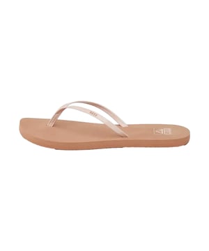Die Bliss-Sandale von Reef verkörpert pure Sommerleichtigkeit und begeistert mit einem angenehm weichen Fußbett, einer superleichten und flexiblen Laufsohle sowie schmalen, PVC-freien Riemen, die das An- und Ausziehen zum Kinderspiel machen – ein stilvoller, unkomplizierter Alltagsbegleiter, der in Sachen Komfort und Design einfach glücklich macht.