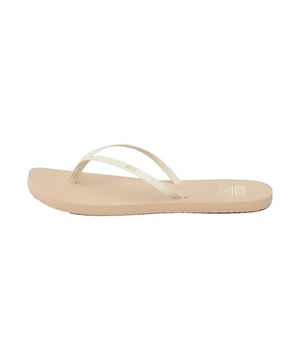 De Bliss-sandaal van Reef belichaamt pure zomerse lichtheid en verrast met een heerlijk zacht voetbed, een superlichte en flexibele loopzool en smalle, PVC-vrije bandjes die het aan- en uittrekken kinderlijk eenvoudig maken – een stijlvolle, moeiteloze metgezel voor elke dag die gewoon gelukkig maakt als het gaat om comfort en design.