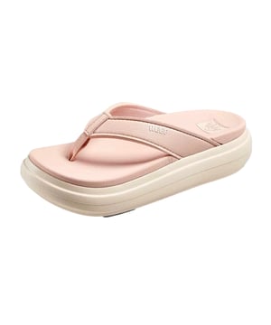 Mühelos stylisch und sichtbar komfortabel überzeugt der Reef Cushion Bondi mit einem ultraleichten, wasserfreundlichen und wasserabweisenden Fußbett, das durch die perfekte Kombination aus Dämpfung und Rückprallunterstützung sowie einer optimal geformten Kontur für ganztägiges Gehen begeistert, während die stabile, nicht abfärbende Außensohle mit abgerundeten Seiten, moderner Plateau-Sohle von ca. 5,5 cm Höhe und einem nachhaltig gefertigten Zehensteg aus recyceltem PET diesen Zehentrenner zum idealen Begleiter für jeden Sommerlook und Anlass macht.