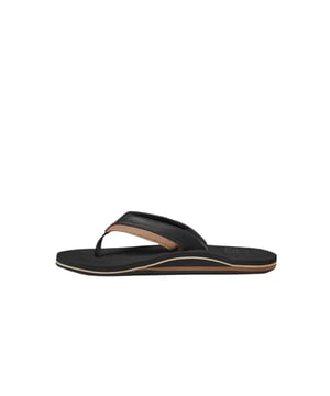 Leichte, aber dennoch stabile Sandale - ideal für Sommer, Sonne, Strand. Die weichen Riemen bestehen aus veganem Leder mit Jersey-Futter. Das bequeme Fußbett ist aus gebürstetem EVA gefertigt.