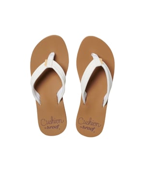Lichte maar toch stabiele sandaal - ideaal voor zomer, zon, strand. De zachte banden zijn gemaakt van vegan leer met een textielvoering. De zachte EVA-tussenzool dempt de stappen en biedt hoog draagcomfort. De loopzool is gemaakt van slijtvast rubber.