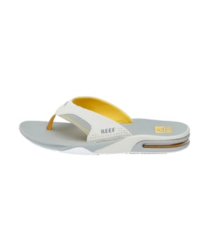 Die Reef Fanning Herren-Sandale begeistert mit sportlichem Zehensteg-Design, sichtbarem Label-Detail und einem super bequemen EVA-Fußbett mit luftgepolstertem Fersenkeil, während die rutschhemmende Laufsohle nicht nur für sicheren Halt sorgt, sondern mit einem integrierten Flaschenöffner auch für echte Überraschungsmomente an der Strandbar – ein funktionales Highlight für Wassersport, Freizeit und alle, die Komfort, Stil und Coolness in einer Sandale suchen.