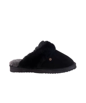 De Warmbat damespantoffels zijn de belichaming van comfort en luxe. Gemaakt van hoogwaardig suede, geven ze uw uitstraling niet alleen elegantie, maar ook duurzaamheid. Het zachte merinolamswollen binnenfutter houdt uw voeten heerlijk warm, zelfs op de koudste dagen. De praktische instap maakt het snel en eenvoudig om ze aan te trekken, perfect voor ontspannen momenten thuis. De antislipzool biedt veilige grip op verschillende oppervlakken, zonder dat dit ten koste gaat van het draagcomfort. Deze pantoffels zijn niet alleen comfortabel, maar ook gemaakt van topkwaliteit materialen – een echt weldaad voor uw voeten!
