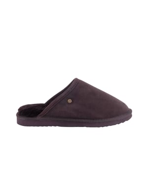 De Warmbat Unisex-Huispantoffels combineren luxe materialen met maximaal comfort. De comfortabele instap zorgt voor eenvoudig aan- en uittrekken, terwijl het zachte suède van de buitenkant zorgt voor een noble uitstraling en duurzaamheid. Voorgestikt met fijne merinowol, bieden deze pantoffels een heerlijk warm gevoel op koude dagen. De antislipzool zorgt daarbij voor veiligheid op alle ondergronden, zodat u zich ontspannen in uw huis kunt bewegen. Dankzij de hoogwaardige materialen en doordachte afwerking ervaren uw voeten het hoogste draagcomfort – perfect voor lange winteravonden. Deze pantoffels zijn de ideale metgezel voor gezellige uurtjes en stijlvolle ontspanning.