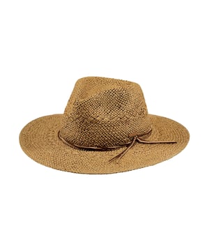 De Fedora-hoed 'Arday' van Barts overtuigt met een moderne strolook en een aangenaam draagcomfort. Een verstelbare binnenband zorgt voor een optimale pasvorm, terwijl de ongeveer 7,5 cm brede rand stijlvol schaduw biedt en de look benadrukt. Een tijdloze alleskunner voor zonnige dagen – eenvoudig, licht en modebewust.