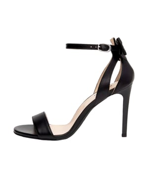 De sandaaltjes van de NeroGiardini Premium Collectie zijn de perfecte keuze voor dames die bij speciale gelegenheden stijl en elegantie willen combineren met een persoonlijke touch. Met open neus, verfijnde gespsluiting en een opvallende stilettohak van 9,5 cm vormen ze een uitgesproken silhouet, dat stijlvol wordt benadrukt door zilverkleurige metalen details en een discreet strikje op de hak. Elk model wordt met de grootste zorg en ambachtelijke precisie in Italië vervaardigd, gedragen door een traditie die van generatie op generatie wordt doorgegeven. De heldere lijnen en het verfijnde uiterlijk weerspiegelen de filosofie van de collectie: tijdloze elegantie, fijn aangevuld met moderne details. Een fijn logodetail verwijst naar de oorsprong en onderstreept de exclusiviteit van elk paar, terwijl de op de zool en verpakking geïmpregneerde Tricolore het kwaliteitsbelofte van 'Made in Italy' indrukwekkend zichtbaar maakt.