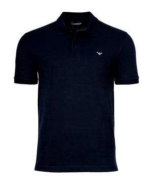 Das Herren Poloshirt von Emporio Armani bietet dir einen zeitlosen Look mit klassischen Details. Es hat kurze Ärmel mit gerippten Bündchen und eine Knopfleiste für zusätzlichen Komfort. Das unifarbene Design und das Label-Patch verleihen dem Shirt eine modische Note. In der Regular Fit Passform sorgt es für perfekten Sitz und Tragekomfort. Ein vielseitiges Basic, das in keinem Kleiderschrank fehlen darf.