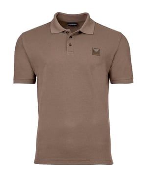 Das Herren Poloshirt von Emporio Armani bietet Ihnen einen zeitlosen Look mit klassischen Details. Es hat kurze Ärmel mit gerippten Bündchen und eine Knopfleiste für zusätzlichen Komfort. Das unifarbene Design und das Label-Patch verleihen dem Shirt eine modische Note. In der Regular Fit Passform sorgt es für perfekten Sitz und Tragekomfort. Ein vielseitiges Basic, das in keinem Kleiderschrank fehlen darf.