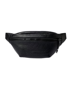 Diese Herren-Hüfttasche von Armani Exchange kombiniert praktisches Design mit modernem Stil. Sie verfügt über einen verstellbaren Gürtel für optimalen Tragekomfort sowie ein geräumiges Hauptfach mit Reißverschluss, das einen einfachen Zugriff auf Ihre Essentials ermöglicht. Ein zusätzliches Innenfach sorgt für mehr Ordnung, während das markante Label-Emblem auf der Vorderseite dem Design eine exklusive Note verleiht. Ein ideales Accessoire für unterwegs.