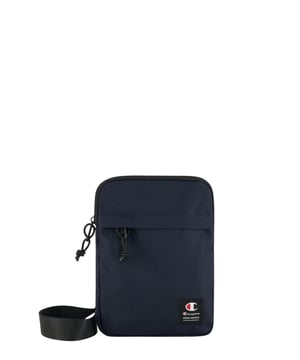 Diese schlanke Umhängetasche von Champion ist der perfekte Begleiter für unterwegs. Mit praktischem Reißverschluss-Hauptfach, zusätzlichen Innentaschen und einem Außenfach mit Zipper hast du deine Essentials immer griffbereit. Der längenverstellbare Schulterriemen sorgt für optimalen Tragekomfort, während dezente Label-Details für den sportlich-urbanen Look sorgen. Maße: ca. 23 x 16,5 x 2 cm – kompakt, leicht und vielseitig kombinierbar.
