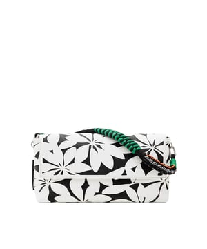 Bolso cruzado con tapa de cierre, diferentes asas y correas, compartimentos y bolsillos. Tejido en apariencia de cuero con flores troqueladas.