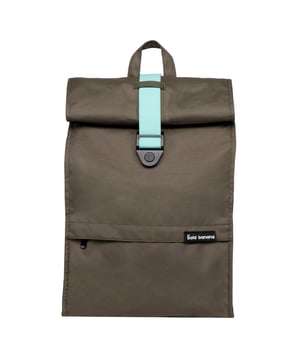 De Roll Top Rugzak wordt jouw ideale reisgenoot voor alle stedelijke avonturen en verder. Dat beloven we! Hij is sterk, waterproof en biedt voldoende ruimte voor al je persoonlijke spullen. Deze coole tas is functioneel en verkrijgbaar in karakteristieke kleuren. Bepaalde modellen hebben zelfs reflecterende banden. Veilig is veilig! Je snapt het al, dit is de tas die je naar school, naar het kantoor of naar de mooie stad in het zonovergoten zuiden begeleidt. De unieke magnetische sluiting sluit je tas betrouwbaar af. Wat praktisch is. De sluiting wordt aan de zijkant bediend en kan moeiteloos worden geopend en weer gesloten, zelfs als je tas helemaal vol is. De tassen zijn volledig vegan en dragen het PETA-Approved kwaliteitsmerk. Daar is het merk BOLD BANANA erg trots op. Dit kwaliteitsmerk bewijst dat de tassen geen dierlijke elementen bevatten en dat er in de hele productieketen geen dieren aan te pas komen. Het kwaliteitsmerk is afkomstig van de dierenbeschermingsorganisatie People for the Ethical Treatment of Animals (PETA). Zij zet zich in voor een beter leven voor dieren.