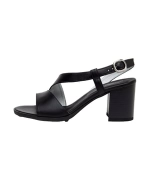 De sandalen van NeroGiardini presenteren zich als stijlvolle metgezellen met karakter en een unieke stijl, die overtuigt met klassiek design en hedendaagse vormen. Brede banden en een elegante enkelband met gesp zorgen voor een veilige grip en benadrukken de vrouwelijke silhouet, terwijl het rond gevormde schoeisel de zachte lijnvoering onderstreept. De markante blokhak geeft op een aangename manier hoogte en elegantie, terwijl een subtiel logo-detail verwijst naar de Italiaanse oorsprong. Elk model wordt in Italië met ambachtelijke precisie vervaardigd – een samenspel van overgeleverde vakmanschap en innovatieve techniek, dat in combinatie met de stilistische handtekening van het huis zorgt voor uitzonderlijk comfort en veelzijdigheid. Van 's ochtends tot 's avonds te dragen, zijn deze schoenen meer dan een modeaccessoire: ze zijn een uitdrukking van echte kwaliteit en tijdloze elegantie, zoals het predikaat 'Made in Italy' overtuigend bevestigt, zichtbaar door de geperste Tricolore op de zool en verpakking.