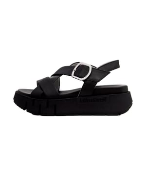 De sandalen van NeroGiardini komen in klassiek zwart en combineren tijdloze elegantie met persoonlijkheid en een onderscheidende stijl die zowel in het dagelijks leven als bij speciale gelegenheden moeiteloos te dragen is. Brede banden met gespsluiting bieden een veilige houvast en benadrukken het markante design, terwijl de plateauzool van vier centimeter hoogte een moderne silhoeet creëert zonder in te boeten op comfort. De open teentip geeft het model lichtheid, aangevuld met een subtiele logo-detail dat de herkomst stijlvol benadrukt. Gemaakt in Italië en gekenmerkt door ambachtelijk vakmanschap en technische precisie, ontstaan schoenen die niet alleen door kwaliteit overtuigen, maar ook door hun veelzijdigheid in dagelijks gebruik. De op de zool en verpakking geperste Tricolore staat zichtbaar garant voor de belofte van echte „Made in Italy“-traditie.
