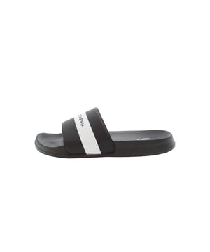 Geniet van stijlvolle casualheid en zomers comfort met de herenbadslippers van U.S. Polo Assn., die door hun open kap, het eenvoudige instapdesign en de brede band prettig zijn om te dragen. Het gevormde voetbed past zich perfect aan de voet aan en biedt veilige ondersteuning, terwijl de flexibele buitenzool zorgt voor een comfortabel loopgevoel - afgerond met een subtiele labeldetail die het sportieve karakter benadrukt.
