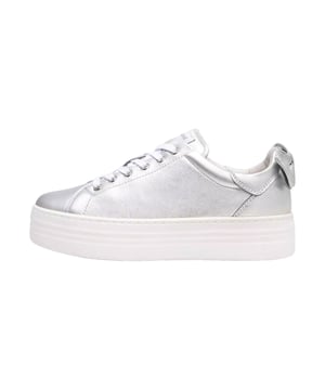 Die sneakers van NeroGiardini belichamen persoonlijkheid en een unieke stijl, die wordt benadrukt door verfijnde ontwerpelementen zoals een subtiele sierstrik op de hiel, luxe labeldetails en een bovenmateriaal in zilverkleurige metallic-look; vervaardigd in Italië met de grootste ambachtelijke zorg en de meest moderne technologie, weerspiegelen ze een lange traditie waarin kwaliteit en innovatie naadloos samenkomen, terwijl hun vrouwelijke uitstraling met een gewatteerde schacht, klassieke vetersluiting, ronde neus en doorlopende plateauzool van 4 cm zorgt voor comfort en stijl, ongeacht of het in het dagelijks leven, op kantoor of bij speciale gelegenheden is; de uitneembare, zacht gepolsterde binnenzool in combinatie met de vochtabsorberende DryGo!® technologie zorgt voor een aangenaam draaggevoel, dat wordt aangevuld door de kenmerkende Tricolore op de zool en verpakking, evenals de perfect afgestemde tascollectie van NeroGiardini voor een complete Made in Italy uitstraling.