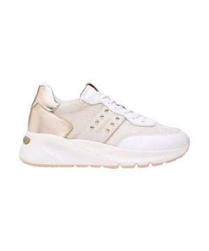 De sneakers van NeroGiardini staan voor persoonlijkheid en een unieke stijl en combineren traditioneel Italiaans vakmanschap met de modernste vervaardiging, wat tot uiting komt in elke verfijnde naad en elk zorgvuldig geplaatste detail – van de opgezette zool tot de gestructureerde buitenzool en de doorlopende plateauzool van 4,5 cm hoog. Elementen zoals de gepolsterde tong, de zachte schacht en de praktische trekkinglus aan de achterkant zorgen voor optimaal draagcomfort, terwijl de uitneembare binnenzool met innovatieve DryGo!® technologie garant staat voor een aangenaam voetklimaat. Gouden studs, een zijlogo en een label-patch op de tong zorgen voor subtiele accenten en benadrukken de modebewuste uitstraling. Elk model draagt trots het kwaliteitszegel “Made in Italy”, zichtbaar door de Tricolore op de zool en de verpakking, en kan perfect gecombineerd worden met de tassencollectie van NeroGiardini voor een stijlvolle complete look – ideaal voor dagelijks gebruik, zakelijke gelegenheden of speciale avonden.