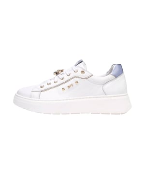 De dames low sneakers van NeroGiardini combineren Italiaanse elegantie met modern design en zijn voorzien van een ronde neus, stijlvolle vetersluiting, een uitneembare binnenzool en een opvallende plateauzool van 4 cm, afgewerkt met subtiele merktekens en sprankelende sierstenen – een opvallend model “Made in Italy” dat dankzij innovatieve productietechnieken, ambachtelijke precisie en modieus ontwerp het hoogste draagcomfort met een unieke stijl verbindt.