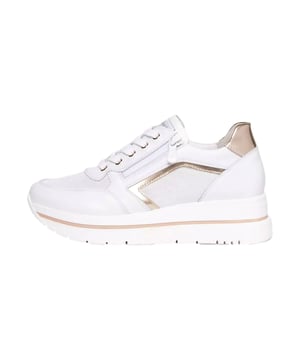 De sneakers van NeroGiardini staan voor persoonlijkheid en een unieke stijl, die tot uiting komt door verfijnde details zoals een elegante metallic uitstraling, geperforeerde elementen en subtiele merkaccenten, terwijl klassieke componenten zoals vetersluiting, een zijrits, een ronde neus en een comfortabele plateauzool van 4,5 cm perfect op elkaar zijn afgestemd en voor veelzijdig draagplezier zorgen – van een lange werkdag tot een avondoptreden. Gemaakt in Italië met een kwaliteitsnorm die in elke steek tot uiting komt en is gebaseerd op handwerk dat van generatie op generatie wordt doorgegeven, verbinden deze modellen moderne technologie met traditie, waarbij de uitneembare binnenzool en de DryGo!®-technologie zorgen voor een aangenaam droog loopgevoel, en de gegraveerde Tricolore op de zool en verpakking het onmiskenbare karakter van echte Made in Italy-kwaliteit benadrukt.