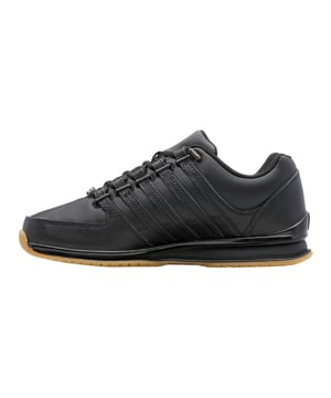 Deze sneaker is een door het tennis geïnspireerde schoen met karakter. De buitenkant is gemaakt van leer. De binnenkant bestaat uit textielmateriaal. Met zijn gepolsterde schacht en de uitneembare inlegzool van gestanst EVA biedt hij hoog draagcomfort. De subtiele contrasterende elementen en de opvallende metalen delen zorgen voor een visueel hoogtepunt. Labelversieringen zoals de logo-plakette op de veters en het schildlogo op de hiel en tong ronden het design af.