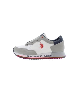 Die Herren-Sneaker von U.S. Polo Assn. präsentieren sich als stilvolle Allrounder mit sportlicher Note und durchdachtem Komfort. Eine klassische Schnürung sorgt für optimalen Halt, während die weich gepolsterte Innensohle und der angenehm gefütterte Schaftrand den Tragekomfort spürbar erhöhen. Für Trittsicherheit auf verschiedenen Untergründen steht die rutschhemmende Laufsohle mit funktionalen Profilkerben. Abgerundet wird das Design durch charakteristische Markendetails wie dem seitlichen Label-Print und dem Label-Badge auf der Zunge, die dem Look eine authentische Note verleihen.