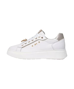De dames low sneakers van NeroGiardini combineren moderne stijl met tijdloze elegantie en zijn voorzien van een ronde neus, verfijnde veters en een comfortabele plateauzool van 4 cm hoogte. Sprankelende sierstenen en subtiele merktekens zorgen voor stijlvolle accenten – aangevuld met een uitneembare binnenzool en handgemaakt in Italië, staan deze schoenen voor de hoogste kwaliteit, een herkenbaar karakter en een 'Made in Italy'-ervaring die design, comfort en persoonlijkheid harmonieus verenigt.