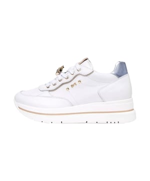 De sneakers van NeroGiardini belichamen persoonlijkheid en een unieke stijl die in elk detail tot uiting komt – van de vrouwelijke snit tot het zachte draagcomfort en de subtiele elegantie van gouden accenten. Geïnspireerd door Italiaanse ambachtelijkheid en vervaardigd met innovatieve technieken, bieden ze een doordachte pasvorm met aangenaam gewatteerde elementen en een moderne plateauzool die de hele dag voor comfort zorgt. Dankzij de uitneembare innensole en functionele details zoals vetersluiting en een zijlogo combineren ze alledaags gebruiksgemak met stilistische verfijning. De in Italië vervaardigde modellen – herkenbaar aan de geperste Tricolore – zijn moeiteloos te combineren met de tascollectie van NeroGiardini en staan voor een zelfverzekerde, trendbewuste look die typisch 'Made in Italy' is.