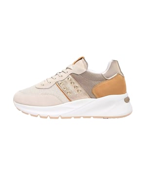De sneakers van NeroGiardini staan voor persoonlijkheid en een unieke stijl en combineren traditioneel Italiaans vakmanschap met de modernste productie, wat zichtbaar is in elke verfijnde naad en elk zorgvuldig geplaatst detail – van de handgenaaide zool tot de gestructureerde buitenzool en de doorlopende plateauzool van 4,5 cm hoog. Elementen zoals de gevoerde tong, de zachte schacht en de praktische treklus aan de achterkap zorgen voor optimaal draagcomfort, terwijl de uitneembare binnenzool met innovatieve DryGo!®-technologie voor een aangenaam voetklimaat zorgt. Gouden studs, een zijlogo en een label-patch op de tong zetten subtiele accenten en benadrukken de modebewuste uitstraling. Elk model draagt trots het kwaliteitszegel 'Made in Italy', zichtbaar door de Tricolore op de zool en de verpakking, en kan perfect worden gecombineerd met de tascollectie van NeroGiardini voor een stijlvolle totaallook - ideaal voor dagelijks gebruik, zakelijke gelegenheden of speciale avonden.