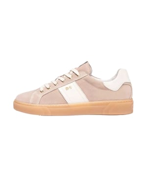 De sneakers van NeroGiardini zijn een uitdrukking van echte persoonlijkheid en unieke stijl – elegante lage sneakers voor dames met een antislip 3 cm loopzool, klassieke vetersluiting, ronde neus en een uitneembare binnenzool, die door hun Italiaanse afkomst, fijne afwerking en liefdevol geplaatste labeldetails indruk maken; uitgerust met de innovatieve DryGo!® technologie, garanderen ze bij elke stap voelbaar comfort en geven ze u een veelzijdige look die u stijlvol van ’s ochtends tot ’s avonds begeleidt – een echt Made in Italy-statement.