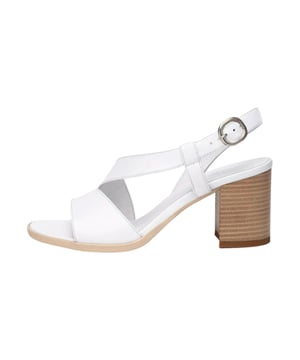 De sandalette van NeroGiardini presenteert zich als een stijlvolle metgezel met karakter en een unieke stijl, die overtuigt in klassiek design en hedendaagse vormtaal. Brede banden en een elegante enkelband met gesp zorgen voor een veilige pasvorm en benadrukken de vrouwelijke silhoeët, terwijl het rond gevormde schoengedeelte de zachte lijnen accentueert. De markante blokhak biedt op aangename wijze hoogte en elegantie, terwijl een subtiele logo-detail wijst op de Italiaanse oorsprong. Elk model wordt in Italië met vakmanschap vervaardigd – een samenspel van overgeleverde vaardigheden en innovatieve techniek, dat in combinatie met de stilistische handtekening van het huis zorgt voor uitzonderlijk comfort en veelzijdigheid. Van 's ochtends tot 's avonds te dragen, zijn deze schoenen meer dan een modeaccessoire: ze zijn een uitdrukking van echte kwaliteit en tijdloze elegantie, zoals bevestigd door het predicaat 'Made in Italy', zichtbaar door de gegraveerde Tricolore op de zool en verpakking.
