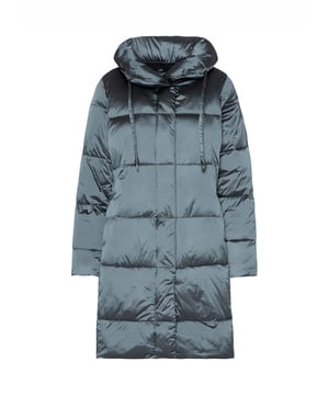De mantel van SOCCX voor dames wordt de nieuwe favoriete metgezel, want hij overtuigt in vorm en kleur. Licht en glanzend benadrukt hij elke casual look perfect met zijn hoge kraag. De gewatteerde mantel is voorzien van een verborgen ritssluiting met knopenlijst en heeft zijzakken. Een tonale labelpatch siert de mouw, terwijl de binnenste ribboorden het ontwerp compleet maken. Zeer comfortabel om te dragen, met een snit die zowel prettig als sportief is. Laat zich eenvoudig combineren met vele kledingstukken.