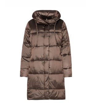 De damesmantel van SOCCX wordt de nieuwe favoriete begeleider, want hij overtuigt in vorm en kleur. Licht en glanzend brengt hij met zijn hoge kraag elke casual look perfect tot zijn recht. De gewatteerde mantel is voorzien van een verborgen rits met drukknoopsluiting en heeft zijzakken. Een ton-sur-ton labelpatch siert de mouw, terwijl de binnenliggende ribgebreide manchetten het ontwerp afronden. Zeer comfortabel om te dragen, met een soepele en sportieve snit. Laat zich met veel kledingstukken combineren.