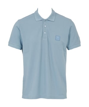 Das Herren Poloshirt von Emporio Armani bietet dir einen zeitlosen Look mit klassischen Details. Es hat kurze Ärmel mit gerippten Bündchen und eine Knopfleiste für zusätzlichen Komfort. Das unifarbene Design und das Label-Patch verleihen dem Shirt eine modische Note. In der Regular Fit Passform sorgt es für perfekten Sitz und Tragekomfort. Ein vielseitiges Basic, das in keinem Kleiderschrank fehlen darf.