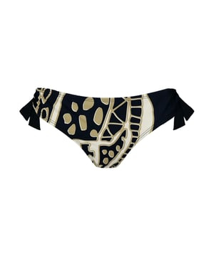 Klassiek bikinihösje „Buhrn“ van Barts – Tijdloos, comfortabel, perfect passend: Dit bikini-onderdeel overtuigt met een geplaatst print, een regulier gesneden been en verstelbare zijkoordjes die een individuele pasvorm mogelijk maken. Een stijlvolle metgezel met flexibele draagcomfort – ideaal om te combineren.