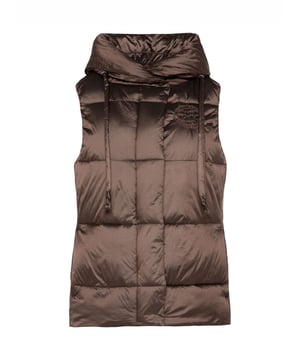 Stikwesten zijn helemaal in de mode en zijn het must-have stuk voor de herfst. De lichte weste van SOCCX voor dames heeft een glanzende uitstraling, een hoge kraag en een verborgen rits. Een labelprint siert de voering, een ton-sur-ton patch de voorkant. Hoodie-shirts en gebreide truien passen perfect onder de stikwesten en zorgen voor een modieuze casual look. Ze zijn erg prettig om te dragen, comfortabel en sportief gesneden. Laat zich met veel kledingstukken combineren.